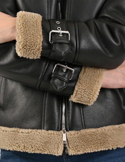 Chamarra Mujer Nine West Negra con Cuello y Puños en Borrega